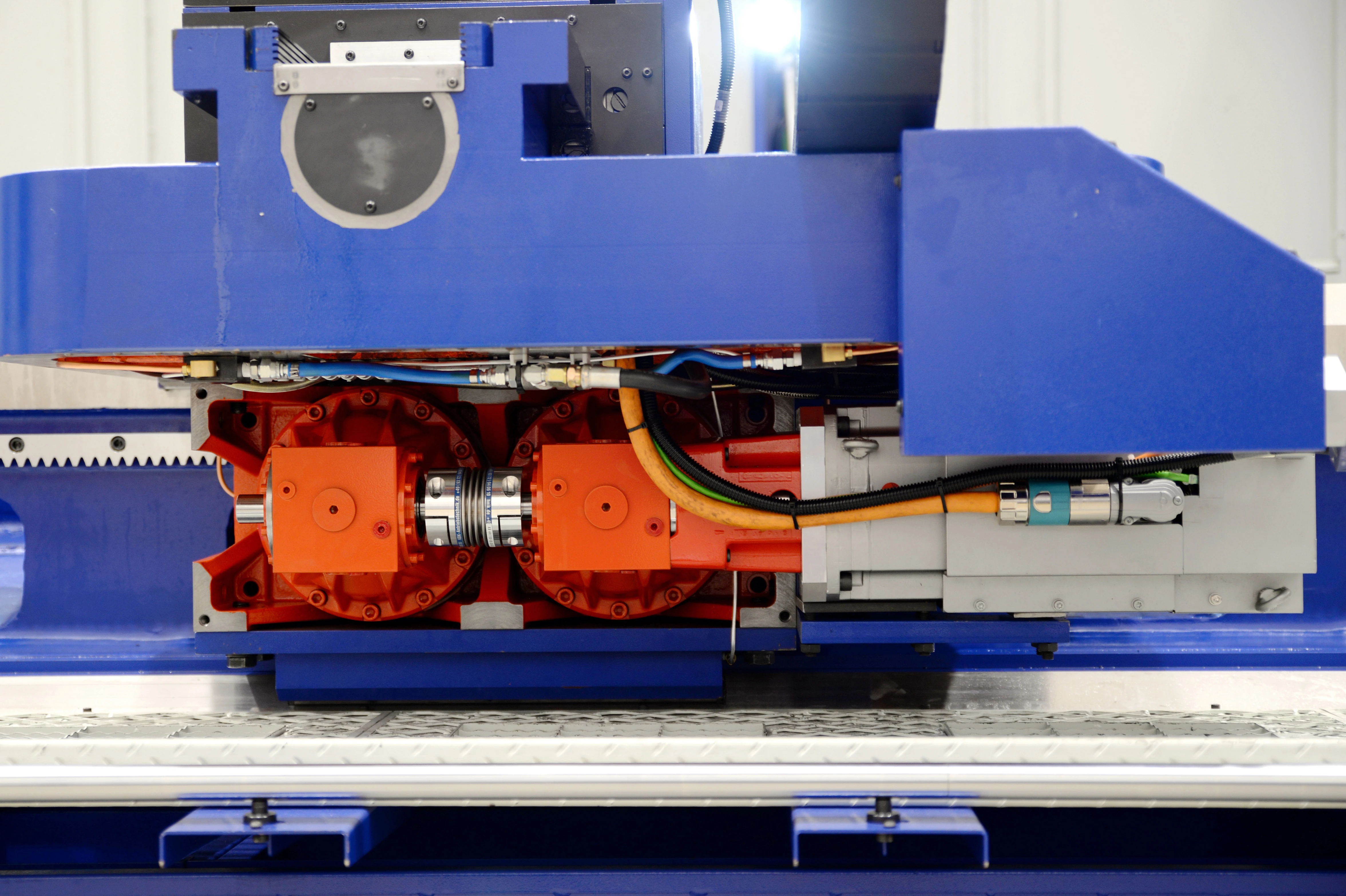 Převodovka horizontálního soustruhu HLC na suportu